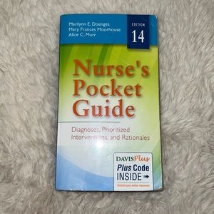 Nursing DAVIS nursing pocket guide book - textbook